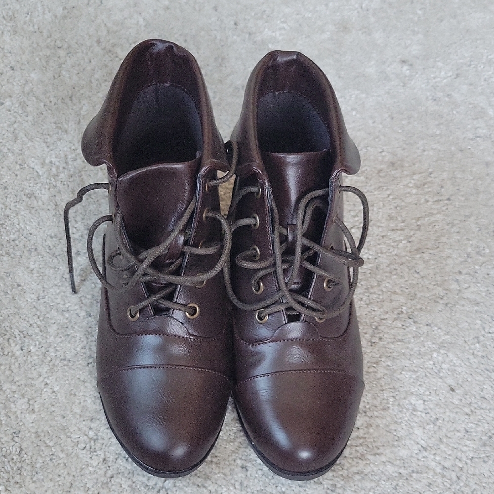 Brown Lace-Up Boots with Rounded Toe and Smooth Leather